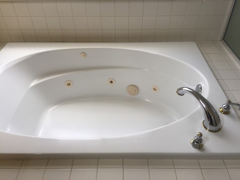 Jacuzzi in Master - 8022 Mammoth Dr