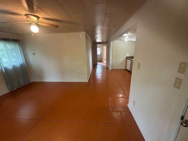Building Photo - 2 BR w/ Bonus Room/Office