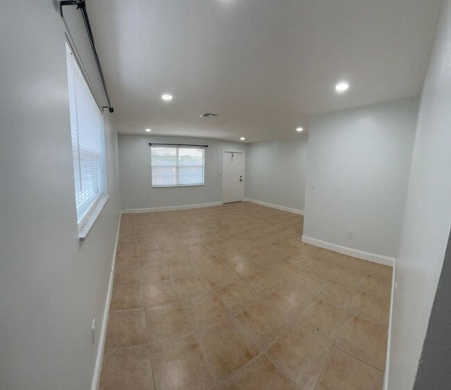 Building Photo - Elevate 520-522