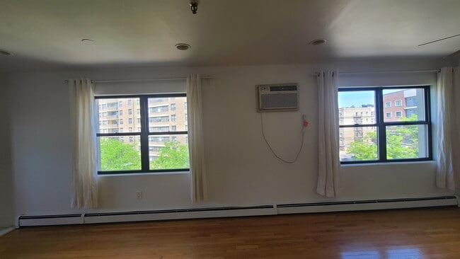Building Photo - 4905 Park Ave