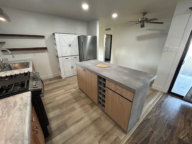 Building Photo - 2324 S Sallee St