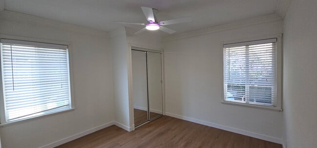 Building Photo - 449 S Doheny Dr