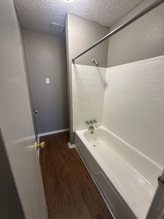 Building Photo - Brookview Duplex 6819