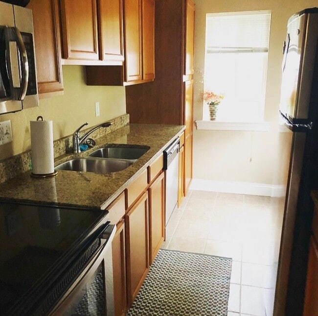 Building Photo - FALL 2026! 1 Bedroom Condominium just blocks from Kinnick and UIHC