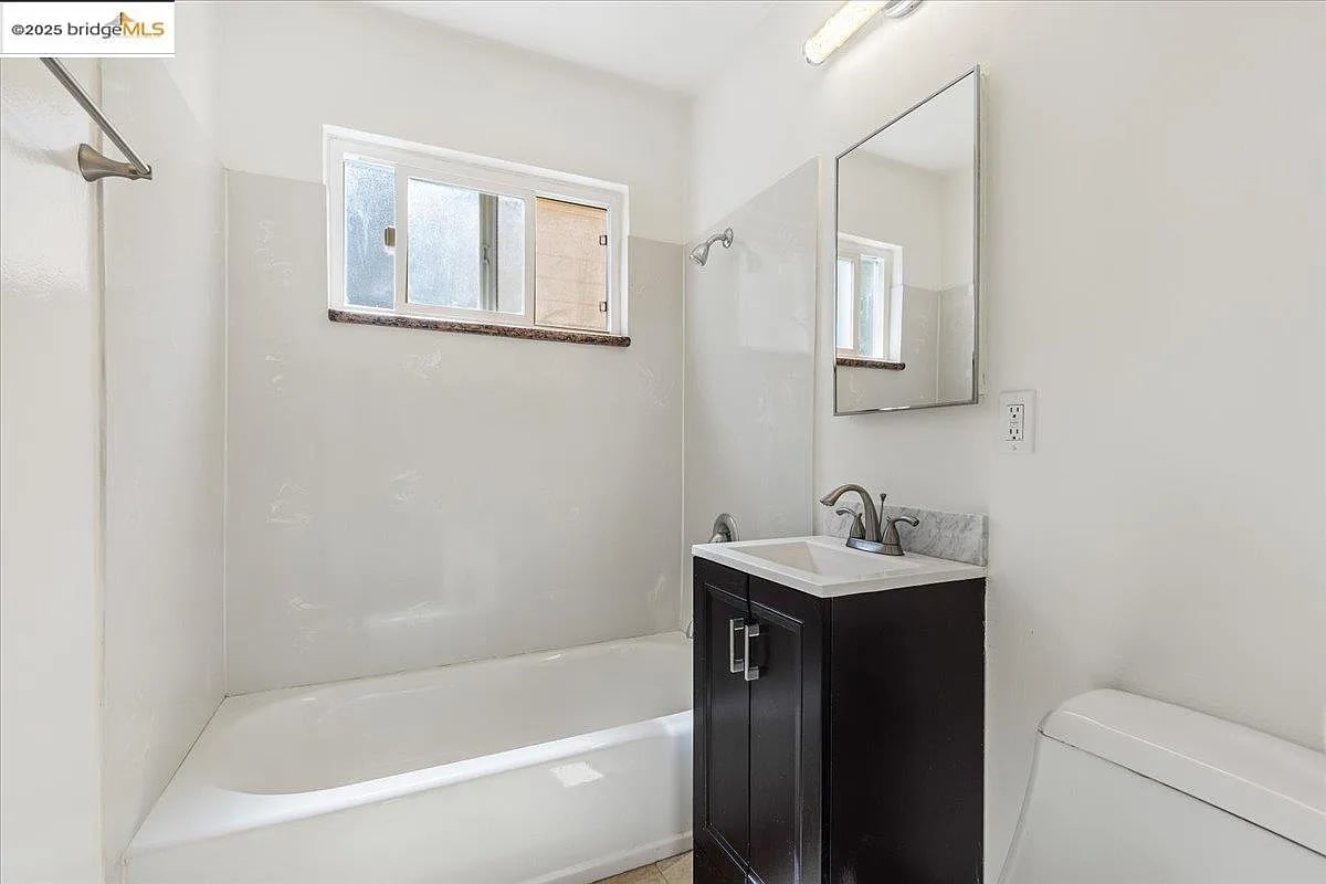 Building Photo - 2846 McGee Ave