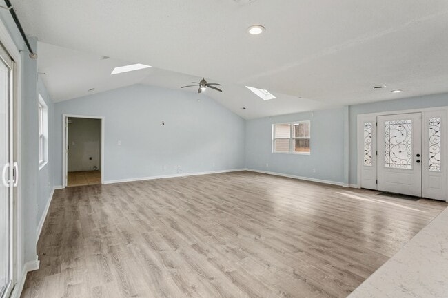 Building Photo - Updated Large Home with Private In-Law Suite Near Gloucester Main Street