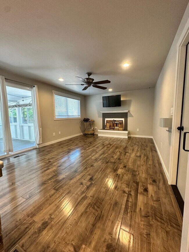 Building Photo - Beautifully Remodeled 3 Bedroom, 2 Bathroom Home – Move-In Ready!