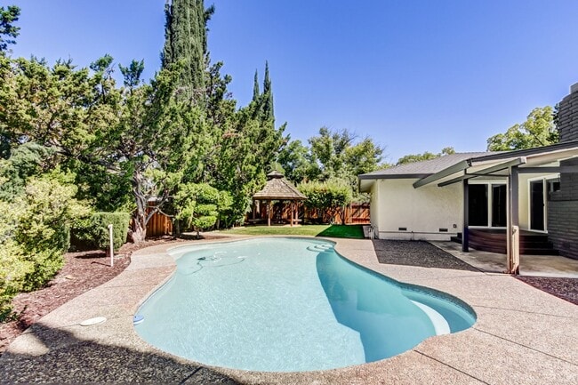 Building Photo - High-End 4-Bedroom Retreat | Designer Kitchen | Resort-Style Backyard & Pool!