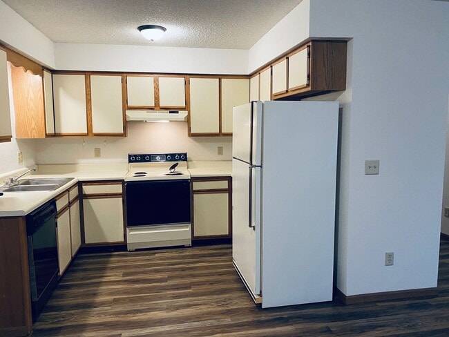 Building Photo - 2 Bed 2 Bath 1 Car Garage Flat Duplex- $30...