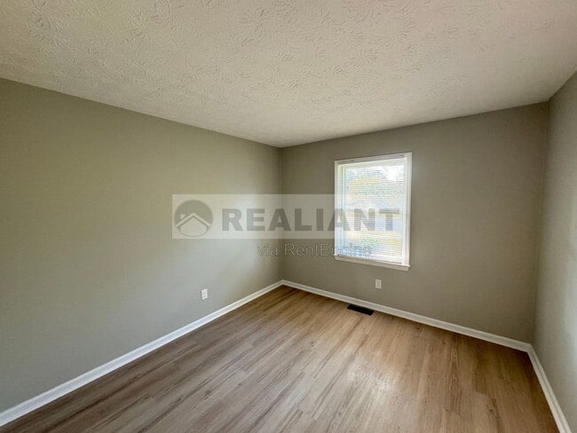 Building Photo - 105 Aster Pl