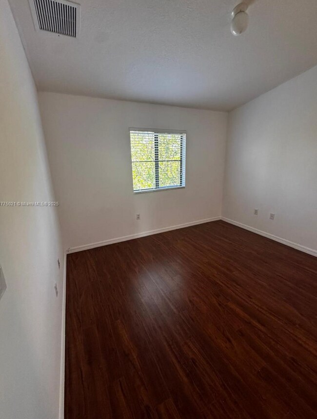 Building Photo - Beautiful 2/2 apartment