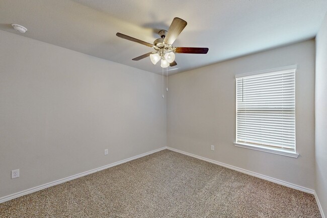 Building Photo - 3 Bedroom 2 bath with Home Office and 2 ca...