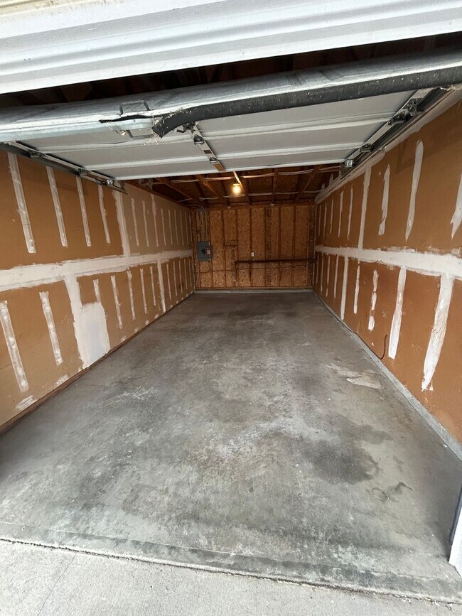 Building Photo - Two Bedroom One Bathroom Duplex For Rent in Bellingham