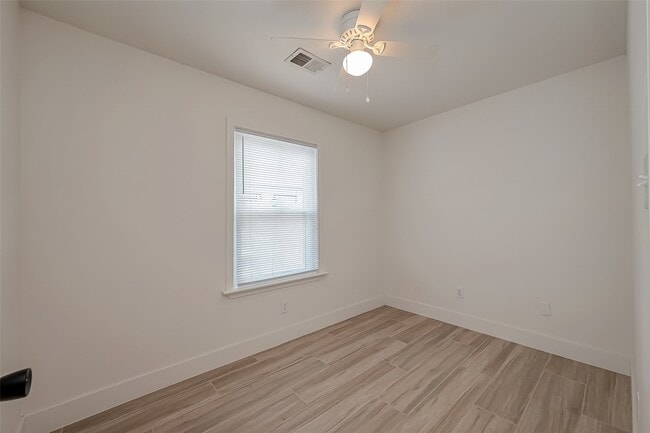 Building Photo - 915 Adele St