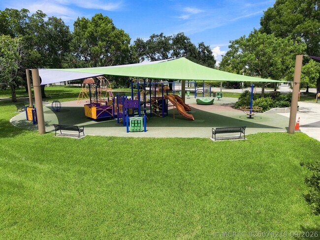 Building Photo - 372 W Riverbend Dr