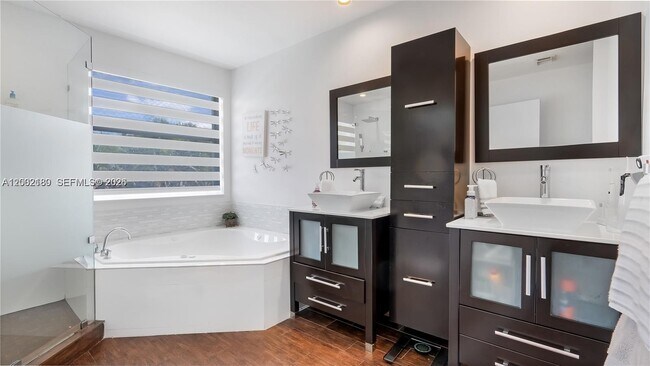 Building Photo - 321 SW 194th Ave