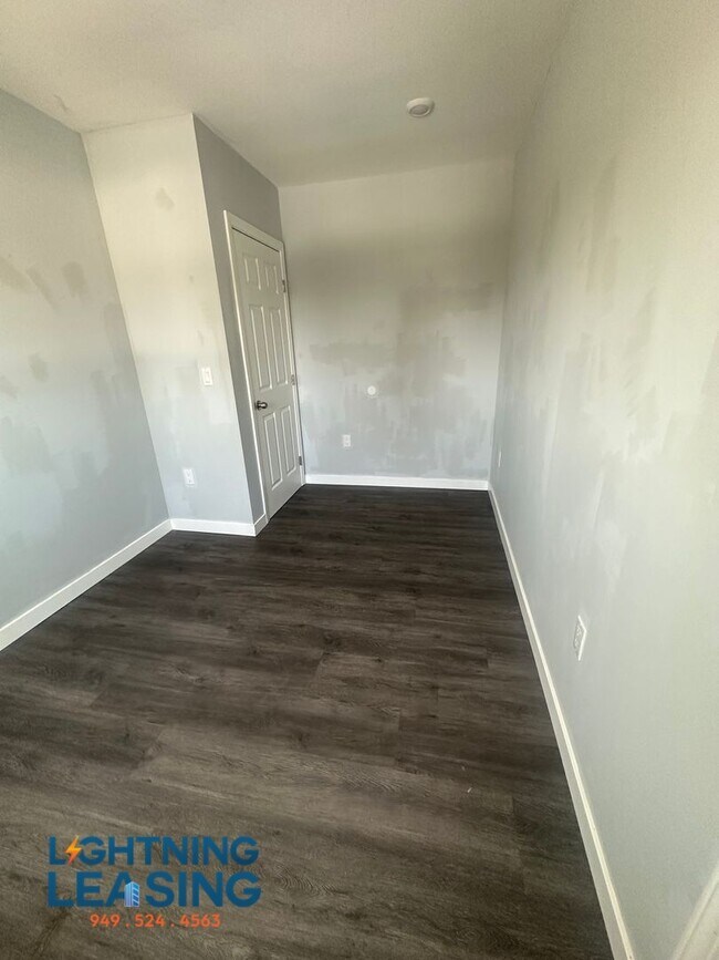 Building Photo - 5859 1/2 West Blvd-5859 1/2D