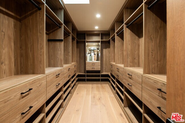 Building Photo - 521 Loring Ave