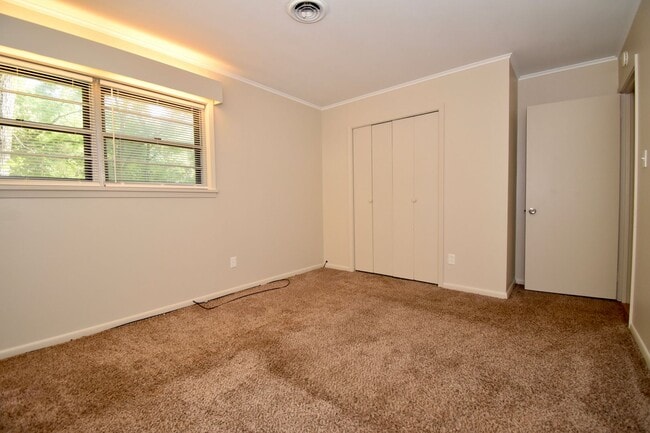Building Photo - 3 Bedroom with Fenced in Backyard and Shop!