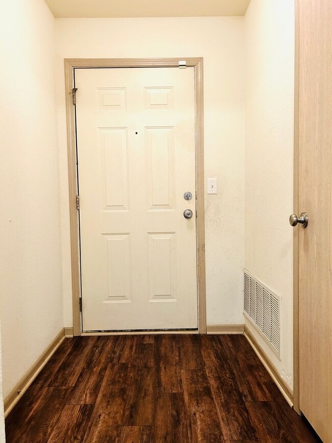 Building Photo - 2 Bedroom Apartment, Great Location!