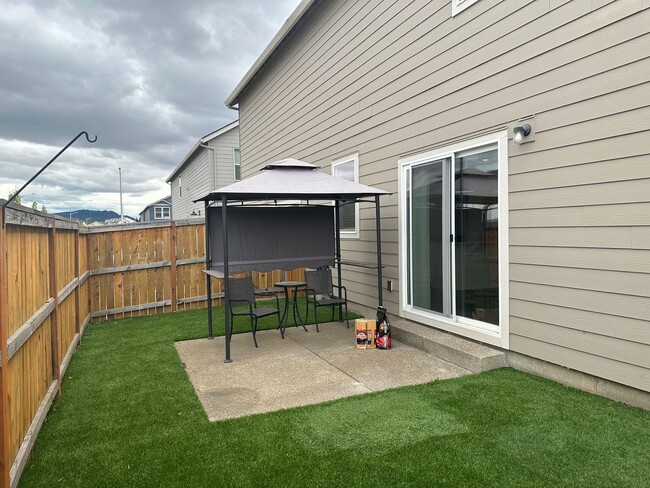 Building Photo - Newer 4 bedroom 2.5 bathroom house!