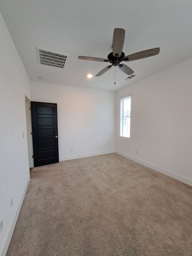 Building Photo - Experience Comfort and Style in This Venet...