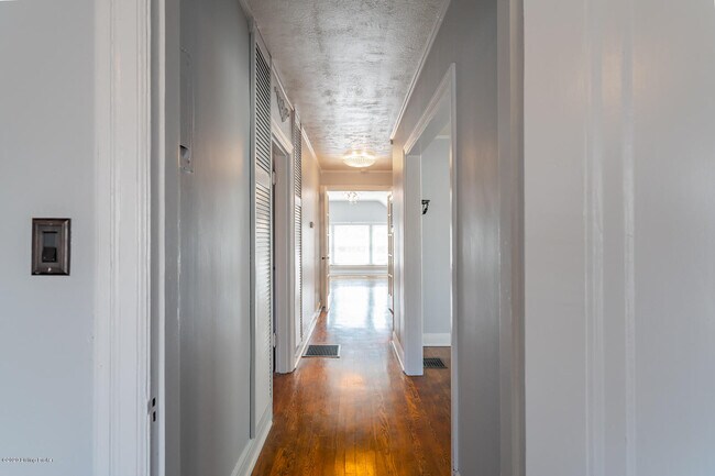 Building Photo - 2011 Woodbourne Ave