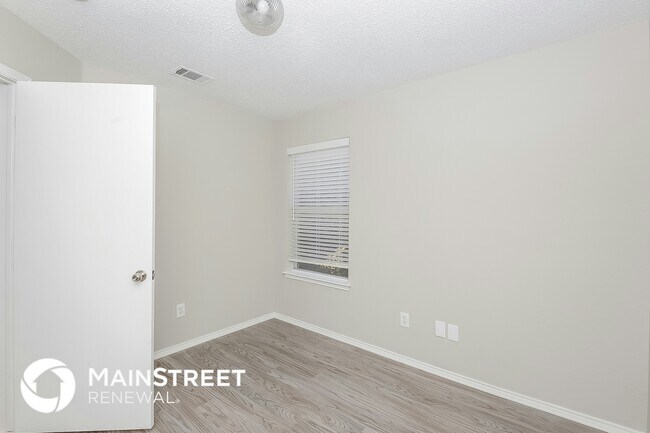 Building Photo - 4300 Bent Oaks Dr