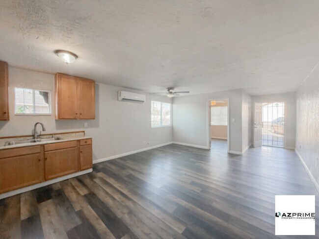 Building Photo - FREE FIRST MONTH'S RENT MOVE IN SPECIAL!  Inviting 1/1 Phoenix Triplex Unit with Modern Upgrades!