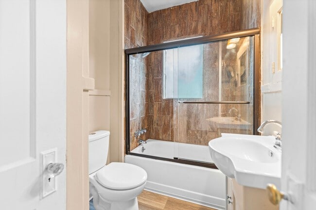 Building Photo - Spacious 1 Bed 1 Bath House off of Eastern Parkway