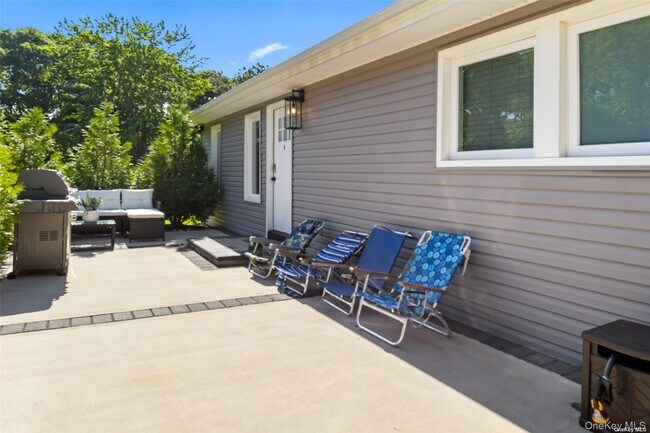 Building Photo - 25 Peters Ln