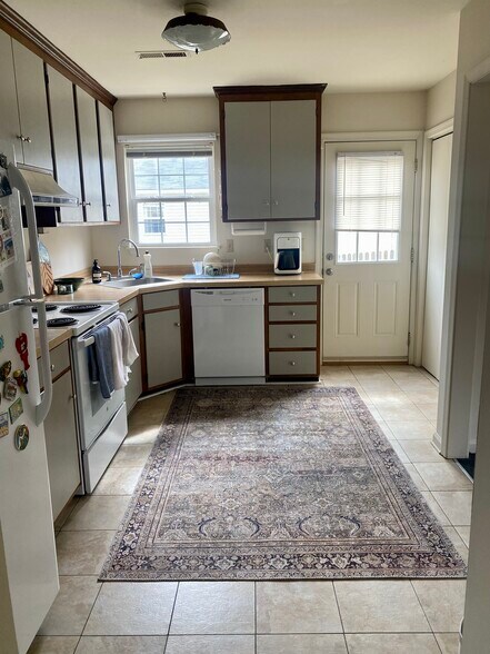 Building Photo - 1102A Grove St