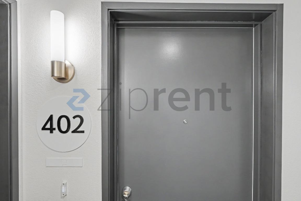 Building Photo - Unit 402
