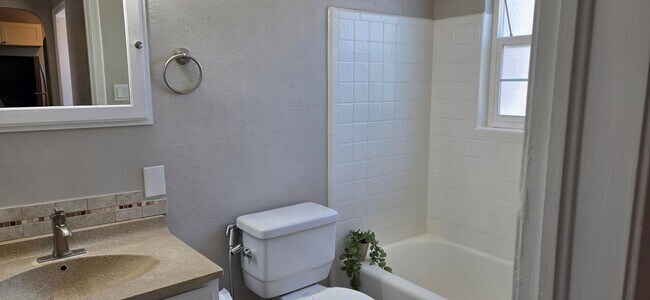 Building Photo - ? MUST SEE! 2-Bedroom in Prime Location ?