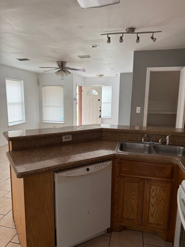 Building Photo - 1304 W Kiwi Ave