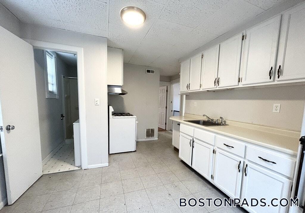 Building Photo - 103 Buttonwood St
