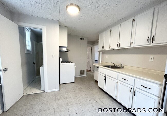 Building Photo - 103 Buttonwood St