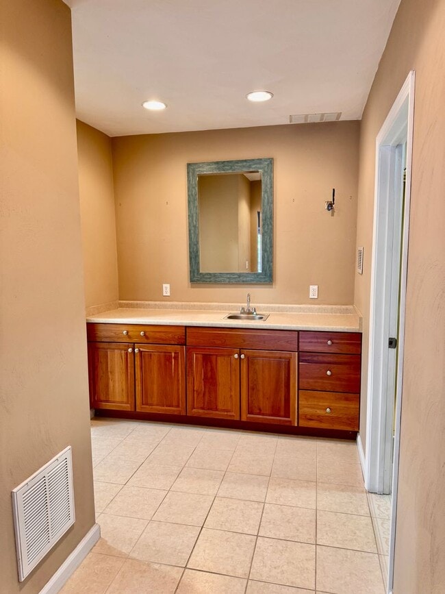 Building Photo - 500 Cambridge Ct