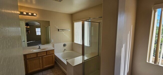 Building Photo - Spectacular 3-bedroom, 2.5 bathroom home F...