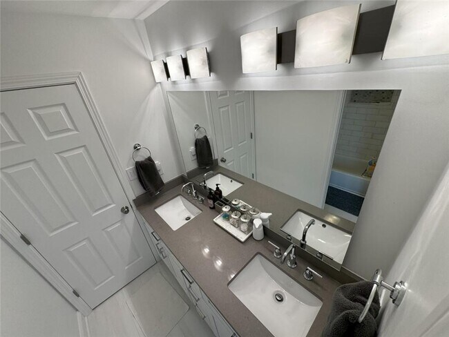 Building Photo - 1025 Beacon Hill Crossing