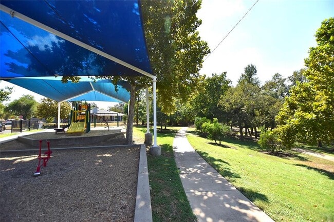 Building Photo - 609 Rollingway Dr