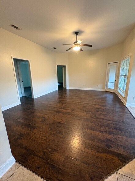 Building Photo - 986 Tudor Ln