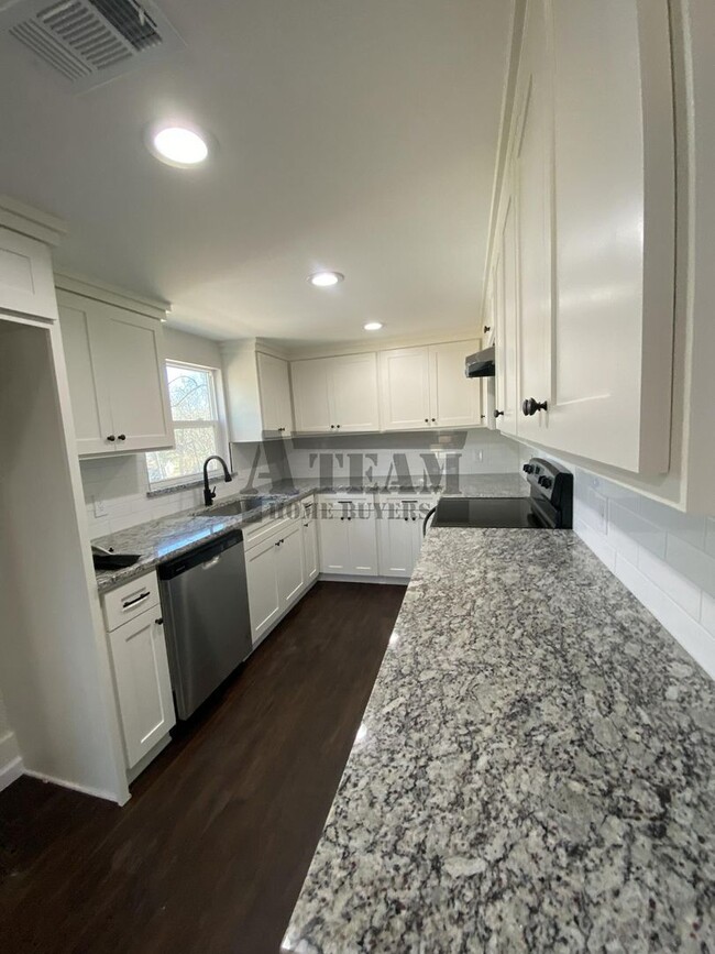 Building Photo - Fully Remodeled 2 Bedroom 1 Bathroom in To...