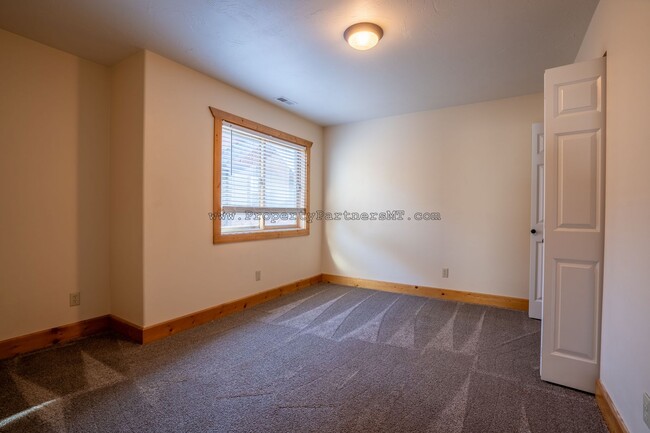 Building Photo - ***DECEMBER RENT FREE** 4 Bed 2.5 Bath upg...