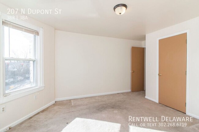 Building Photo - GORGEOUS TOWNHOME