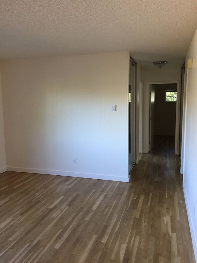 Building Photo - Great location! Dishwasher, hardwoods, on ...