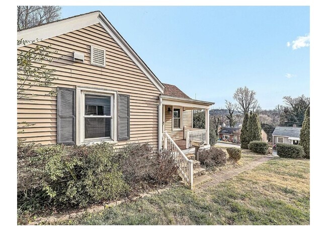 Building Photo - Charming 3BR in SW Roanoke | Fenced Yard | Hardwood Floors | Wasena Area