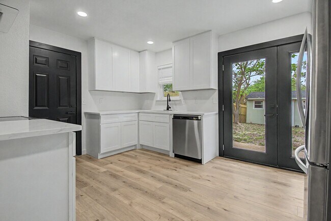 Building Photo - 4 bedroom 2 bath completely remodeled