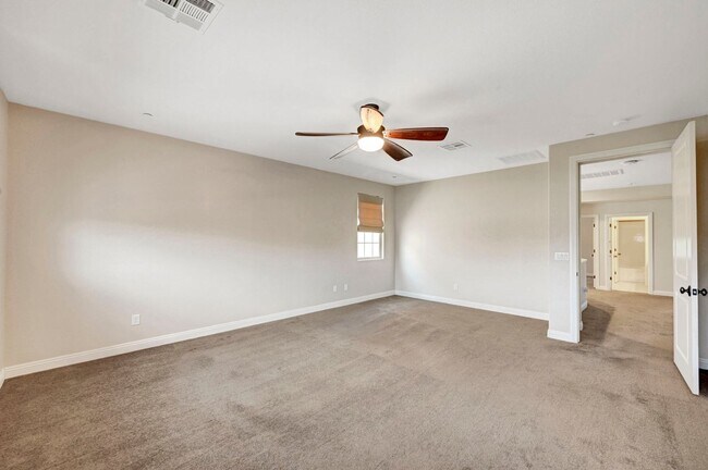 Building Photo - 4 bedroom home with 2 primary bedrooms! On...