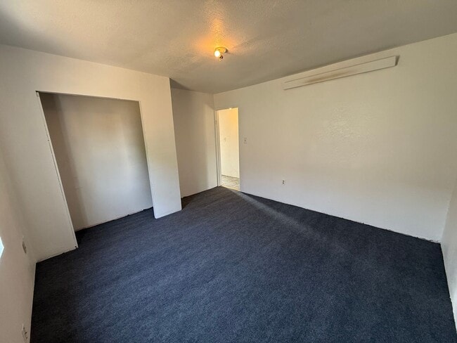 Building Photo - Two bedroom, One bathroom house located in...